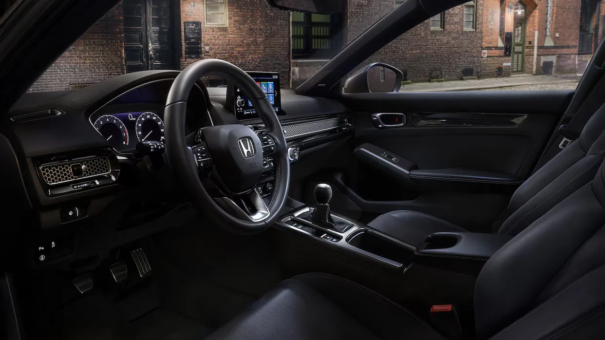 MY24-Civic-Hatchback-Feature-Blade-Exterior-Interior-Cockpit-Ergonomics-Lrg-Primary-1400-2x.jpg